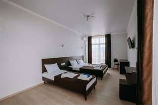 Гостиница Космос Витязево Улучшенный люкс с видом на море (изолированные комнаты)-2