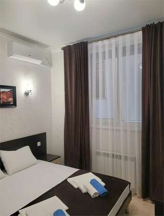 Гостиница Космос Витязево Стандартный двухместный номер без балкона (вид на стенку)-1