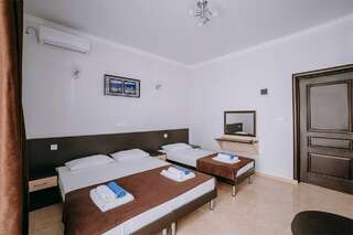 Гостиница Космос Витязево Полулюкс трехместный номер с балконом-3