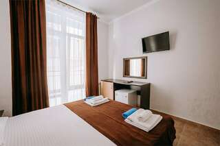 Гостиница Космос Витязево Полулюкс двухместный с балконом (вид на стенку)-2