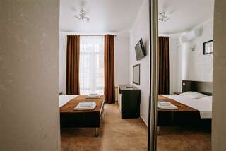 Гостиница Космос Витязево Полулюкс двухместный с балконом (вид на стенку)-3