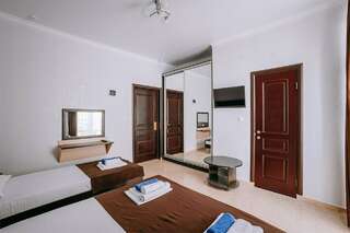 Гостиница Космос Витязево Полулюкс трехместный номер с балконом-4