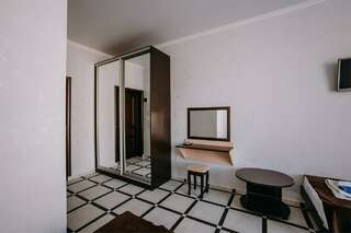 Гостиница Космос Витязево Полулюкс четырехместный с балконом-11