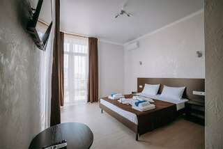 Гостиница Космос Витязево Улучшенный люкс с видом на море (изолированные комнаты)-13