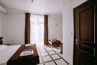 Гостиница Космос Витязево Полулюкс трехместный номер с балконом-7