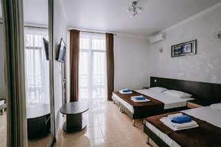 Гостиница Космос Витязево Полулюкс трехместный номер с балконом-1