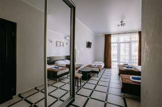 Гостиница Космос Витязево Полулюкс четырехместный с балконом-6