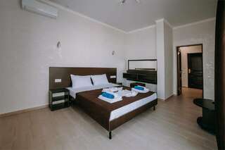 Гостиница Космос Витязево Улучшенный люкс с видом на море (изолированные комнаты)-15