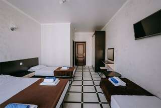 Гостиница Космос Витязево Полулюкс четырехместный с балконом-8