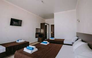 Гостиница Космос Витязево Полулюкс четырехместный с балконом-4