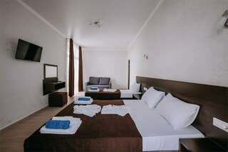 Гостиница Космос Витязево Улучшенный люкс с видом на море (изолированные комнаты)-6