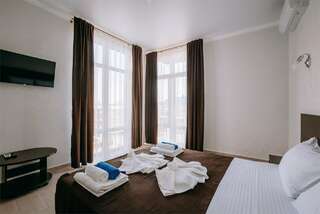 Гостиница Космос Витязево Улучшенный люкс с видом на море (изолированные комнаты)-12