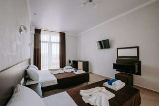 Гостиница Космос Витязево Улучшенный люкс с видом на море (изолированные комнаты)-5