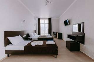 Гостиница Космос Витязево Улучшенный люкс с видом на море (изолированные комнаты)-1