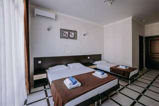 Гостиница Космос Витязево Полулюкс четырехместный с балконом-9