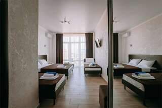 Гостиница Космос Витязево Полулюкс четырехместный с балконом-2