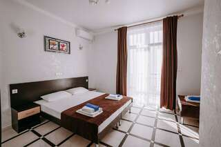 Гостиница Космос Витязево Полулюкс трехместный номер с балконом-5