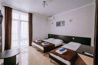 Гостиница Космос Витязево Полулюкс трехместный номер с балконом-2