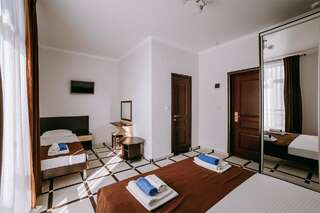 Гостиница Космос Витязево Полулюкс трехместный номер с балконом-8