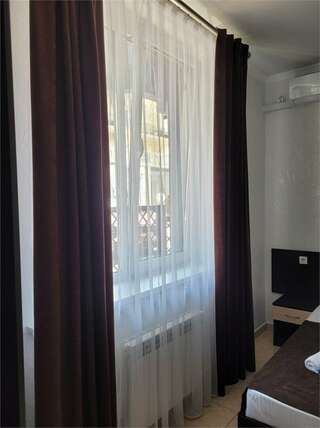 Гостиница Космос Витязево Трехместный номер без балкона-2