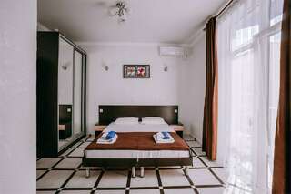 Гостиница Космос Витязево Полулюкс трехместный номер с балконом-6